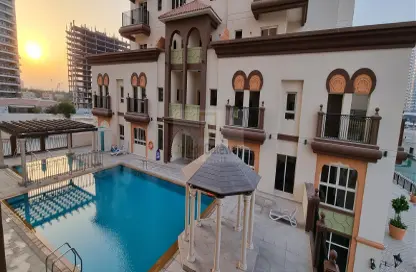 شقة - 2 غرف نوم - 2 حمامات للايجار في الاندلسي الاسباني - مساكن القناه المائية - مدينة دبي الرياضية - دبي