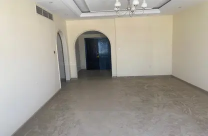 شقة - 2 غرف نوم - 2 حمامات للايجار في طريق كورنيش عجمان - عجمان