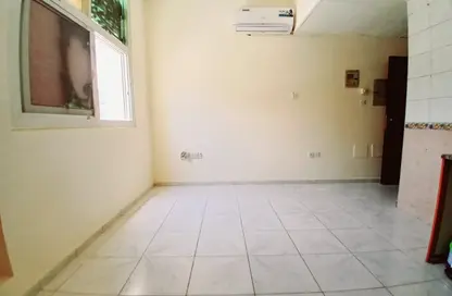 مجمع سكني - 1 حمام للايجار في طريق فاير ستاشن - مويلح - الشارقة