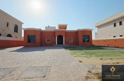 Villa - 4 Bedrooms - 5 Bathrooms for rent in Al Aweer 1 - Al Aweer - Dubai