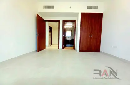 شقة - غرفة نوم - 2 حمامات للايجار في مبنى زهراء احمد سيد الخامزي - شارع المطار - أبوظبي