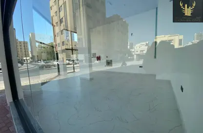 متجر - استوديو للايجار في طريق كورنيش عجمان - عجمان