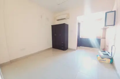 شقة - 1 حمام للايجار في طريق فاير ستاشن - مويلح - الشارقة شقة - 1 حمام للايجار في طريق فاير ستاشن - مويلح - الشارقة