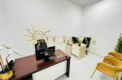 Office Space - Studio - 1 Bathroom for rent in Red Avenue - Al Garhoud - Dubai
