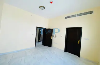 شقة - 2 غرف نوم - 3 حمامات للايجار في مسجد حي هزاع - المطارد - العين