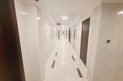 شقة - غرفة نوم - 2 حمامات للايجار في بناية هاجر - تجارية مويلح - الشارقة