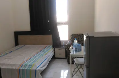 صورة لـ غرفة- غرفة النوم شقة - 1 حمام للايجار في مدينة خليفة - أبوظبي ، صورة رقم 1