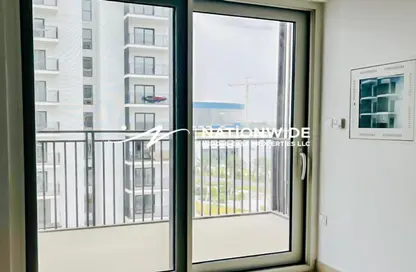 Balcony image for: Apartment - 1 Bedroom - 1 Bathroom for sale in Waters Edge - Yas Island - Abu Dhabi, Image 1