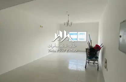 شقة - غرفة نوم - 2 حمامات للايجار في بناء النباعة - النبعة - الشرق - الشارقة