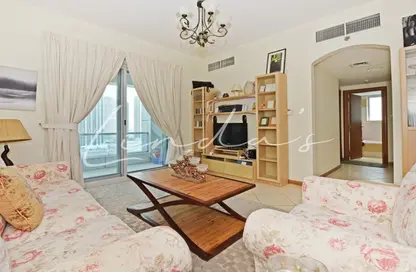 Living Room image for: Apartment - 2 Bedrooms - 2 Bathrooms for rent in Marina Diamond 2 - Marina Diamonds - Dubai Marina - Dubai, Image 1
