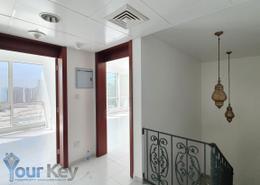 دوبلكس - 2 غرف نوم - 4 حمامات للكراء في مبنى ماركس و سبنسر - شارع المطار - أبوظبي