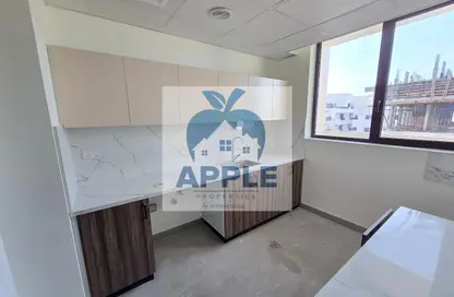 شقة - غرفة نوم - 2 حمامات للايجار في الزاهية - تجارية مويلح - الشارقة شقة - غرفة نوم - 2 حمامات للايجار في الزاهية - تجارية مويلح - الشارقة