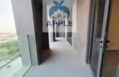 شقة - 2 غرف نوم - 3 حمامات للايجار في الطراز - حي نسيج - الجادة - الشارقة