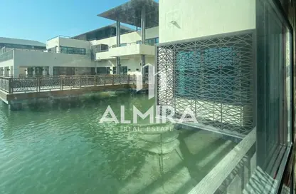 صورة لـ حوض سباحة فيلا - 4 غرف نوم - 7 حمامات للايجار في القرم - أبوظبي ، صورة رقم 1