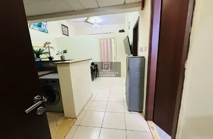 شقة - غرفة نوم - 2 حمامات للبيع في اي سي1 - اماراتي - طراز إماراتي - المدينة الدولية - دبي