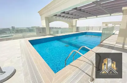 صورة لـ حوض سباحة شقة - 2 غرف نوم - 3 حمامات للايجار في مجمع فيلات - مدينة خليفة - أبوظبي ، صورة رقم 1