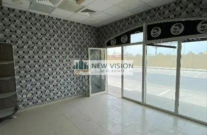 Shop - Studio for rent in Al Qulaya'ah - Al Sharq - Sharjah