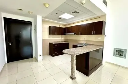 شقة - غرفة نوم - 2 حمامات للايجار في برج ربيعة - مجان - دبي لاند - دبي