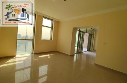 Apartment - 4 Bedrooms - 5 Bathrooms for rent in Al Majaz Tower - Al Majaz - Sharjah