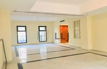 فيلا - 4 غرف نوم - 5 حمامات للايجار في مجمع الحصن - شارع السلام - أبوظبي