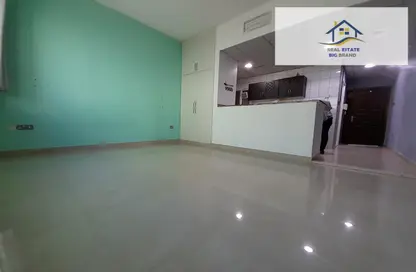 Empty Room image for: Apartment - 1 Bathroom for rent in Al Khalidiya - Abu Dhabi, Image 1