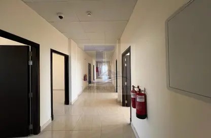 مكتب - استوديو - 4 حمامات للايجار في 10 م - مصفح الصناعية - مصفح - أبوظبي