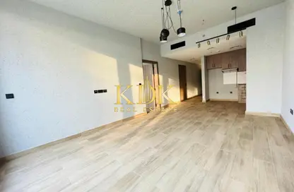 شقة - غرفة نوم - 2 حمامات للايجار في لوكي ريزيدنس - قرية الجميرا سركل - دبي شقة - غرفة نوم - 2 حمامات للايجار في لوكي ريزيدنس - قرية الجميرا سركل - دبي