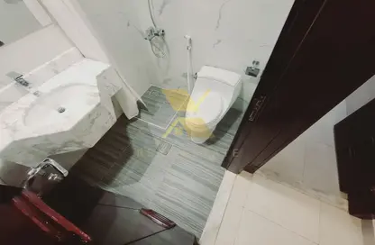 Apartment - 2 Bedrooms - 2 Bathrooms for rent in Hamdan Street - Abu Dhabi