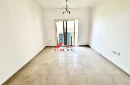 شقة - 2 غرف نوم - 2 حمامات للايجار في بناية هاجر - تجارية مويلح - الشارقة