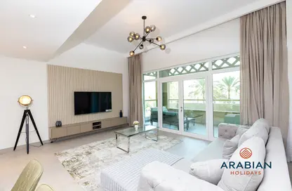 Living Room image for: Apartment - 1 Bedroom - 1 Bathroom for rent in Al Nabat - Shoreline Apartments - Palm Jumeirah - Dubai, Image 1