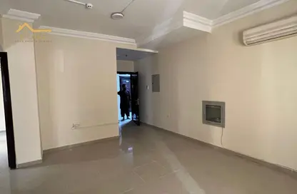 شقة - غرفة نوم - 2 حمامات للايجار في بناء النباعة - النبعة - الشرق - الشارقة