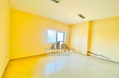 شقة - غرفة نوم - 1 حمام للايجار في شارع التعاون - التعاون - الشارقة