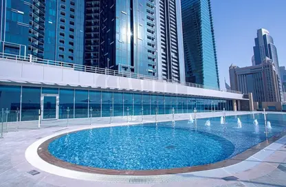 شقة - 2 غرف نوم - 4 حمامات للايجار في برج السلام - شارع الشيخ زايد - دبي