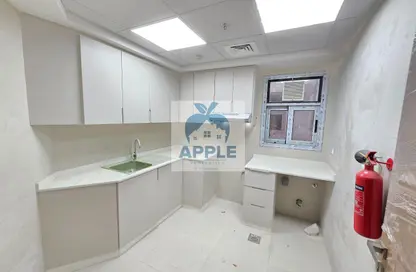 شقة - غرفة نوم - 2 حمامات للايجار في الزاهية - تجارية مويلح - الشارقة