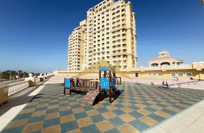 شقة - 2 غرف نوم - 3 حمامات للايجار في رويال بريز 3 - رويال بريز - قرية الحمرا - رأس الخيمة