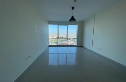 شقة - غرفة نوم - 2 حمامات للايجار في المساكن الحمراء - مدينة دبي الرياضية - دبي