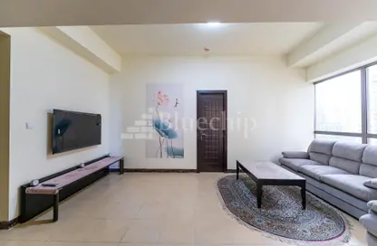 Living Room image for: Apartment - 2 Bedrooms - 3 Bathrooms for sale in Bahar 1 - Bahar - Jumeirah Beach Residence - Dubai, Image 1