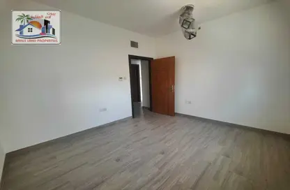 شقة - 2 غرف نوم - 2 حمامات للايجار في بناء النباعة - النبعة - الشرق - الشارقة