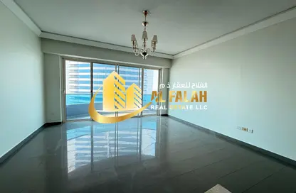 شقة - 2 غرف نوم - 3 حمامات للايجار في كورنيش البحيرة - الشارقة