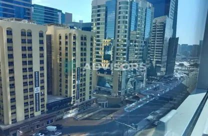 شقة - 3 غرف نوم - 4 حمامات للايجار في برج الصقر الذهبي - شارع حمدان - أبوظبي