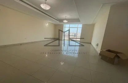 صورة لـ غرفة فارغة شقة - غرفة نوم - 2 حمامات للايجار في معسكر آل نهيان - أبوظبي ، صورة رقم 1