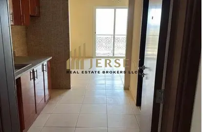 شقة - 1 حمام للبيع في اي سي 1 اماراتي 11 - طراز إماراتي - المدينة العالمية - دبي