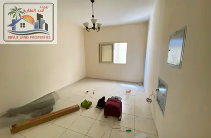شقة - غرفة نوم - 2 حمامات للايجار في مجمع مويلح - تجارية مويلح - الشارقة