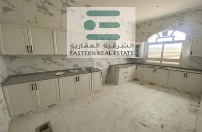 صورة لـ مطبخ شقة - 3 غرف نوم - 4 حمامات للايجار في الشامخة - أبوظبي ، صورة رقم 1