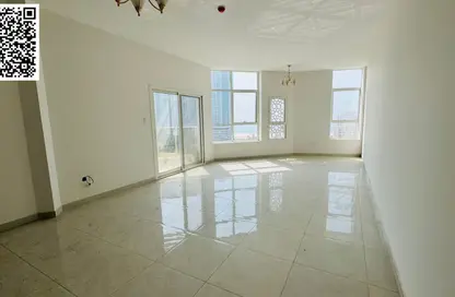 شقة - 2 غرف نوم - 3 حمامات للايجار في طريق كورنيش عجمان - عجمان
