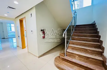 دوبلكس - 3 غرف نوم - 4 حمامات للايجار في يونايتد سكوير - الخالدية - أبوظبي