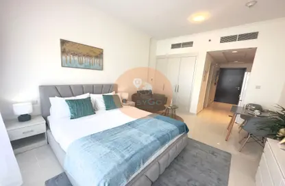 Room / Bedroom image for: Apartment - 1 Bathroom for rent in Carson - DAMAC Hills - Dubai, Image 1