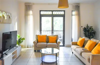 Living Room image for: Apartment - 2 Bedrooms - 3 Bathrooms for rent in Yansoon 4 - Yansoon - Old Town - Dubai, Image 1