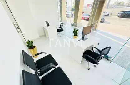 مكتب - استوديو - 1 حمام للايجار في لولو سنتر - منطقة حديقة الكرامة - الكرامة - دبي