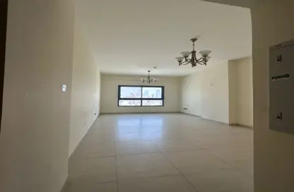 Apartment - 2 Bedrooms - 2 Bathrooms for rent in Yasmeen Building - Al Jaddaf - Dubai